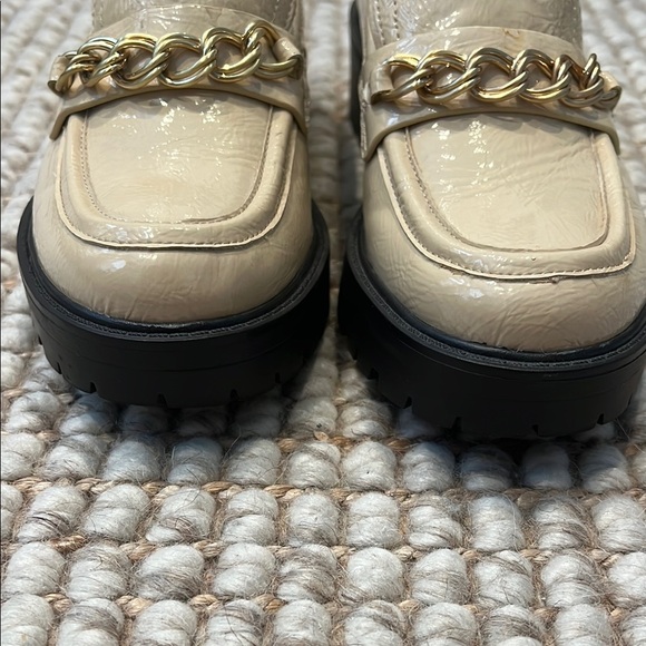 Elegant Beige Loafers with Gold Chain Detail by Sam Edelman - Picture 2 of 9